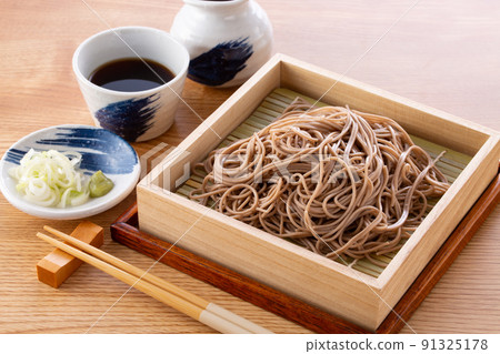 Eat buckwheat noodles 91325178