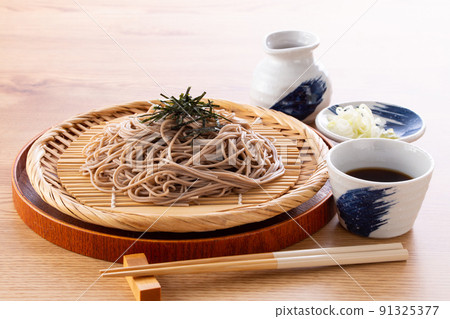 Eat buckwheat noodles 91325377