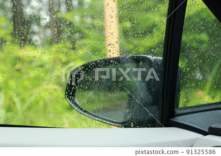 乘客側的後視鏡被雨淋濕 91325586