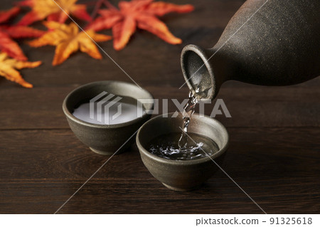 秋天喝清酒的場景 91325618