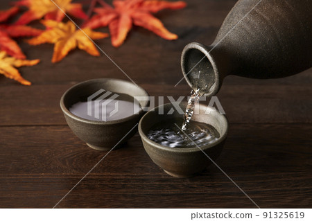 Autumn image of a scene of drinking sake 91325619
