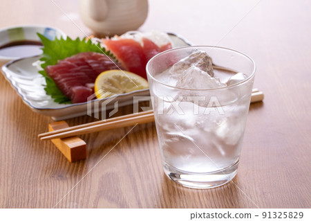 燒酒岩和金槍魚生魚片 燒酒岩和金槍魚生魚片 91325829