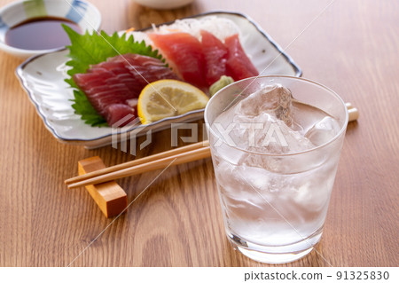 Shochu rock and tuna sashimi 91325830