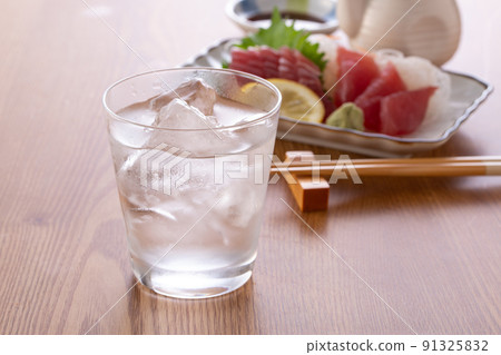 燒酒岩和金槍魚生魚片 91325832