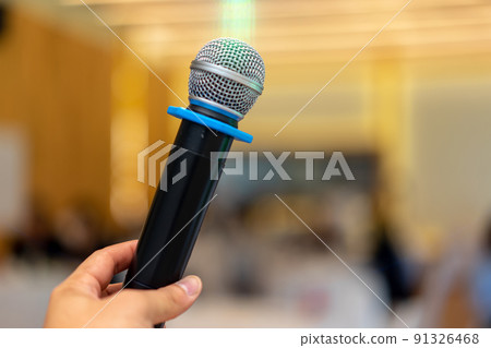 close up wireless mic in the seminar classroom with blur students behind 91326468
