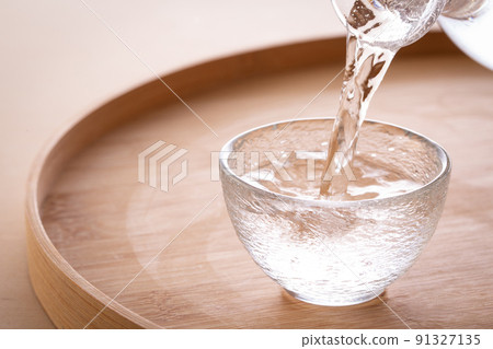 pour cold sake 91327135