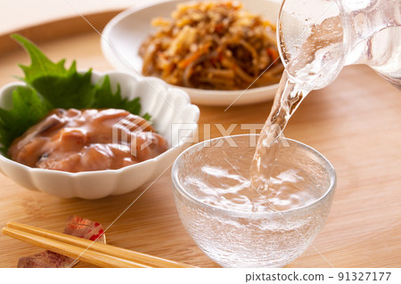 pour cold sake 91327177