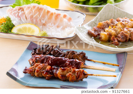Eat yakitori at an izakaya 91327661