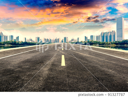 無人枯水，一條直奔前行的現代化城市瀝青路。 91327787