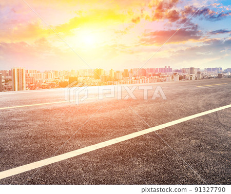 無人枯水，一條直奔前行的現代化城市瀝青路。 91327790