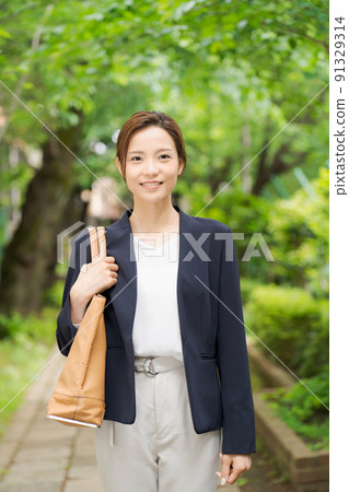 20多歲的女性 新鮮的綠色 91329314