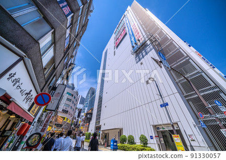 從日本東京都市風景 Nibangai Street 看新宿副中心的 Tokyo Mode Gakuen Cocoon Tower 91330057