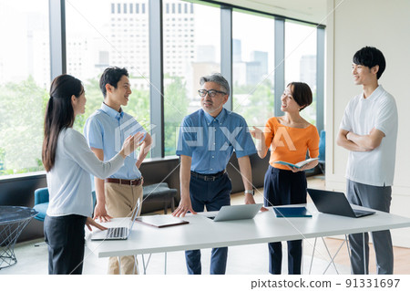 在辦公室工作的商人(團隊、多人、會議、會議) 在辦公室工作的商人(團隊、多人、會議、會議) 91331697