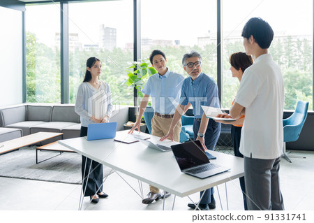 Businessmen working in the office (teams, multiple people, meetings, meetings) Businessmen working in the office (teams, multiple people, meetings, meetings) 91331741