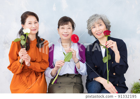 Senior woman fashionable senior portrait 91332195