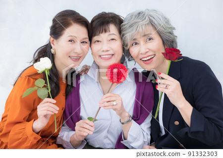 Senior woman fashionable senior portrait Senior woman fashionable senior portrait 91332303