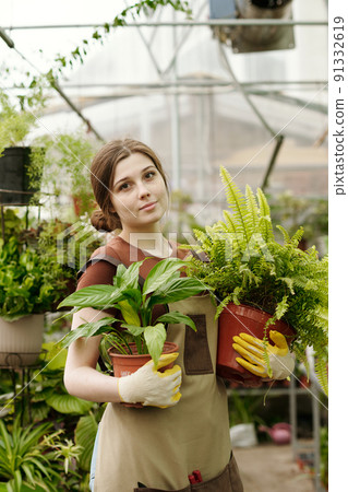Florist with houseplants in shop Florist with houseplants in shop 91332619