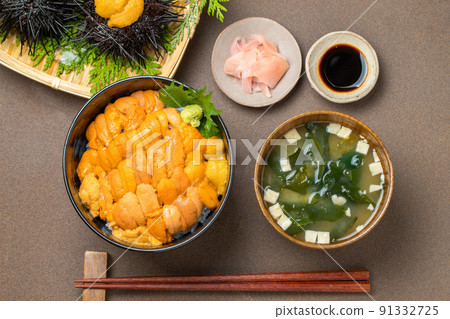 新鮮的海膽 新鮮的海膽 91332725