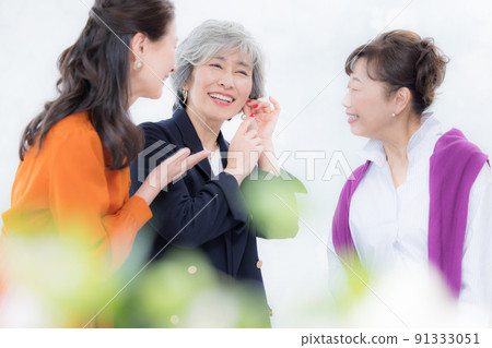 享受化妝和時尚的高級女性 91333051