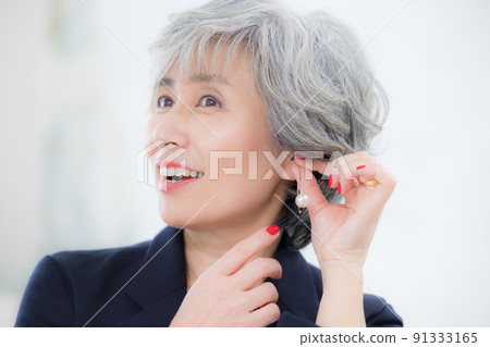 Senior women enjoying fashion Senior women enjoying fashion 91333165