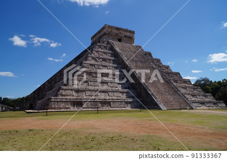 El Castillo in Chichen Itza, Mexico El Castillo in Chichen Itza, Mexico 91333367