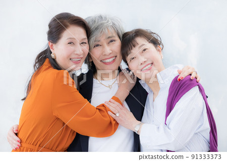 Senior woman fashionable senior portrait 91333373