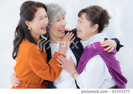 Senior woman fashionable senior portrait 91333377