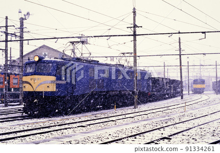 1999 EF58157 Hoki 800 deadhead train running on the Iida line 1999 EF58157 Hoki 800 deadhead train running on the Iida line 91334261