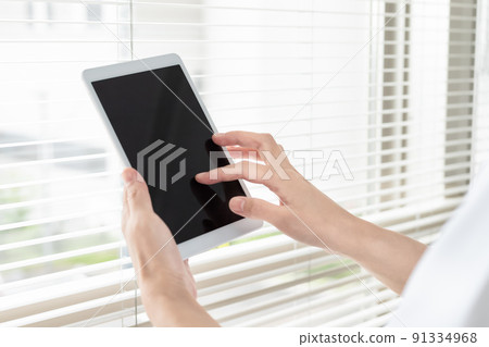 Healthcare professionals who enter and manage information on tablets 91334968