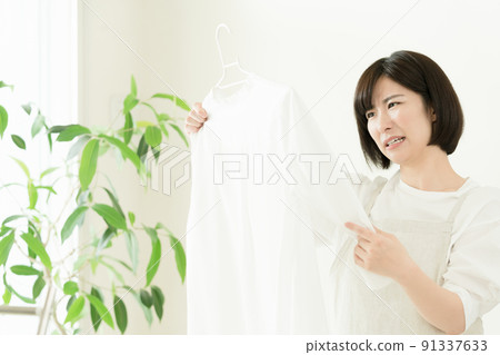 檢查衣物的婦女 91337633