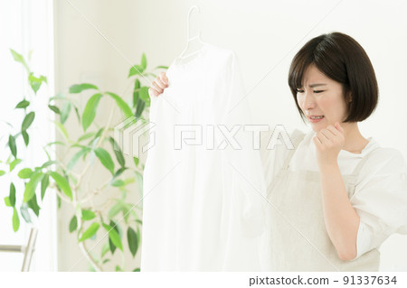 檢查衣物的婦女 91337634