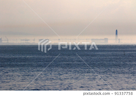 Summer mirage from Uozu coast, Toyama prefecture Summer mirage from Uozu coast, Toyama prefecture 91337758