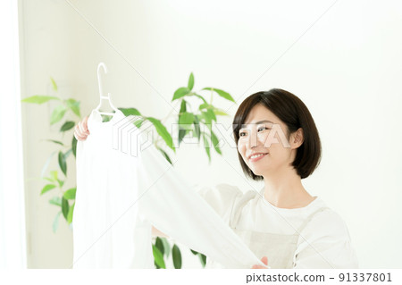 檢查洗衣房的女人 91337801