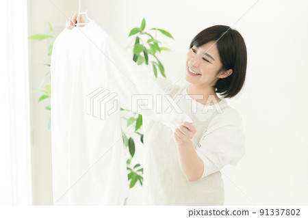檢查洗衣房的女人 91337802