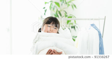 Girl helping with housework 91338267