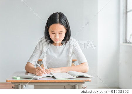 在校學習的高年級小學生(補習班/暑期班) 在校學習的高年級小學生(補習班/暑期班) 91338502