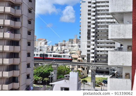 Yui Rail running in the city 91339062