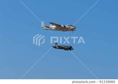 B-25J F4U-4 海盜船艦載戰鬥機護航米切爾轟炸機 B-25J F4U-4 海盜船艦載戰鬥機護航米切爾轟炸機 91339066