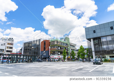 [Kanagawa Prefecture] Scenery in front of Kamakura Station where the blue sky spreads 91339156