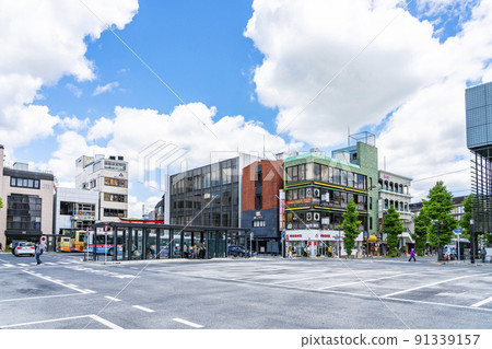[Kanagawa Prefecture] Scenery in front of Kamakura Station where the blue sky spreads 91339157