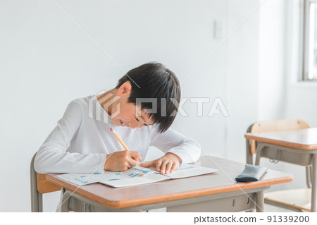 Elementary school boy studying in school classroom / cram school (cram school / summer course) 91339200
