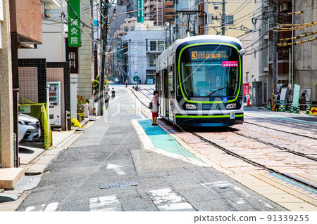 It is the scenery of the train road in downtown Hiroshima. It is a characteristic line with a flat stop. Please have an image of downtown. Hiroshima. 91339255