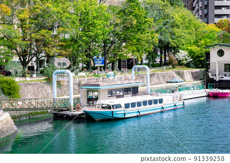 這是從和平紀念公園到宮島的遊船的登陸風景。參觀世界遺產。 91339258