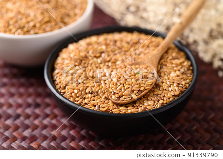 Golden flax seed or linseed in bowl with spoon 91339790