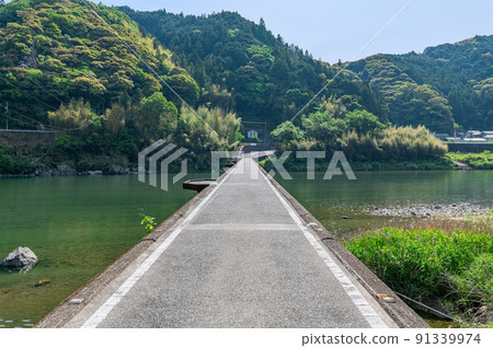 Nagoyachinka Bridge over the Niyodo River in Kochi Prefecture Nagoyachinka Bridge over the Niyodo River in Kochi Prefecture 91339974