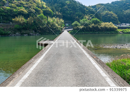Nagoyachinka Bridge over the Niyodo River in Kochi Prefecture 91339975