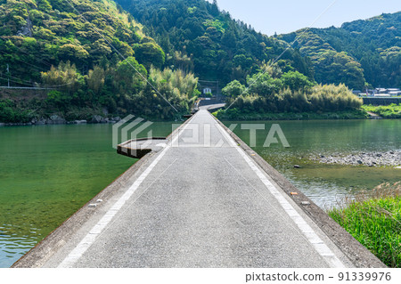 高知縣仁淀川上的名古屋欽卡大橋 高知縣仁淀川上的名古屋欽卡大橋 91339976