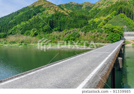 Nagoyachinka Bridge over the Niyodo River in Kochi Prefecture 91339985