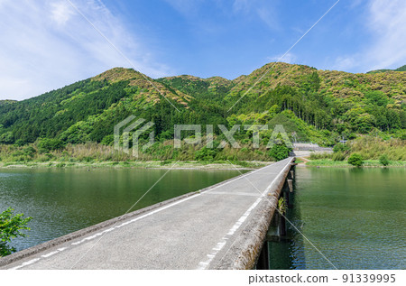 高知縣仁淀川上的名古屋欽卡大橋 91339995