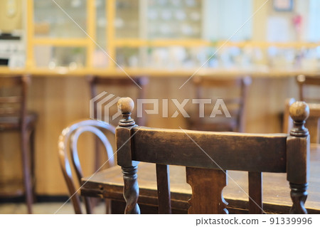 Aged chair in a coffee shop 91339996